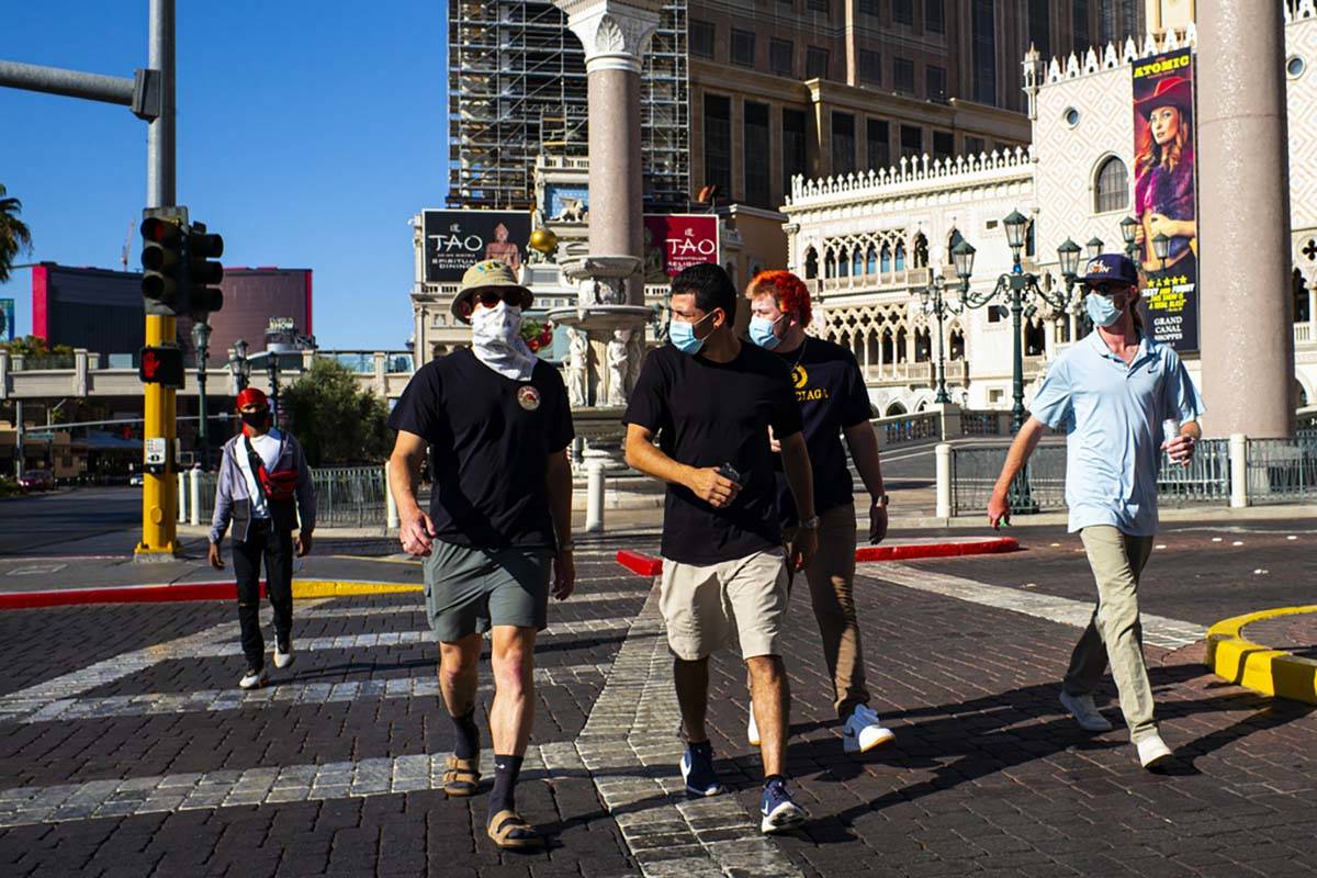 Gente con cubrebocas camina por el Strip de Las Vegas el viernes, 17 de julio de 2020. (Chase S ...