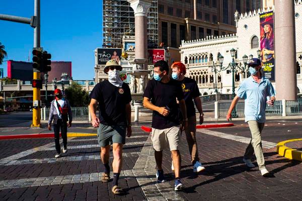 Gente con cubrebocas camina por el Strip de Las Vegas el viernes, 17 de julio de 2020. (Chase S ...