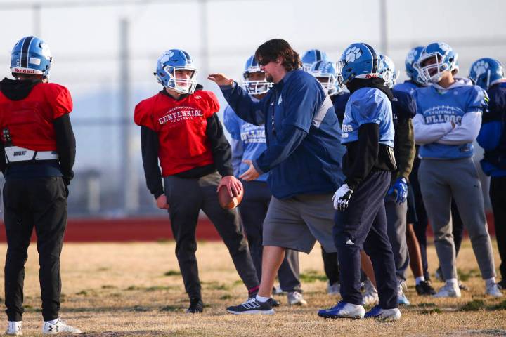 El entrenador Dustin Forshee, derecha, hace un movimiento frente al mariscal de campo Colton Te ...