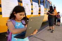 Paula Santana, de siete años, trabaja en su tarea con Wi-Fi del Distrito Escolar del Condado d ...