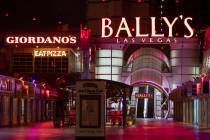 Bally's cerrado por la pandemia de coronavirus el miércoles, 8 de abril de 2020, en Las Vegas. ...