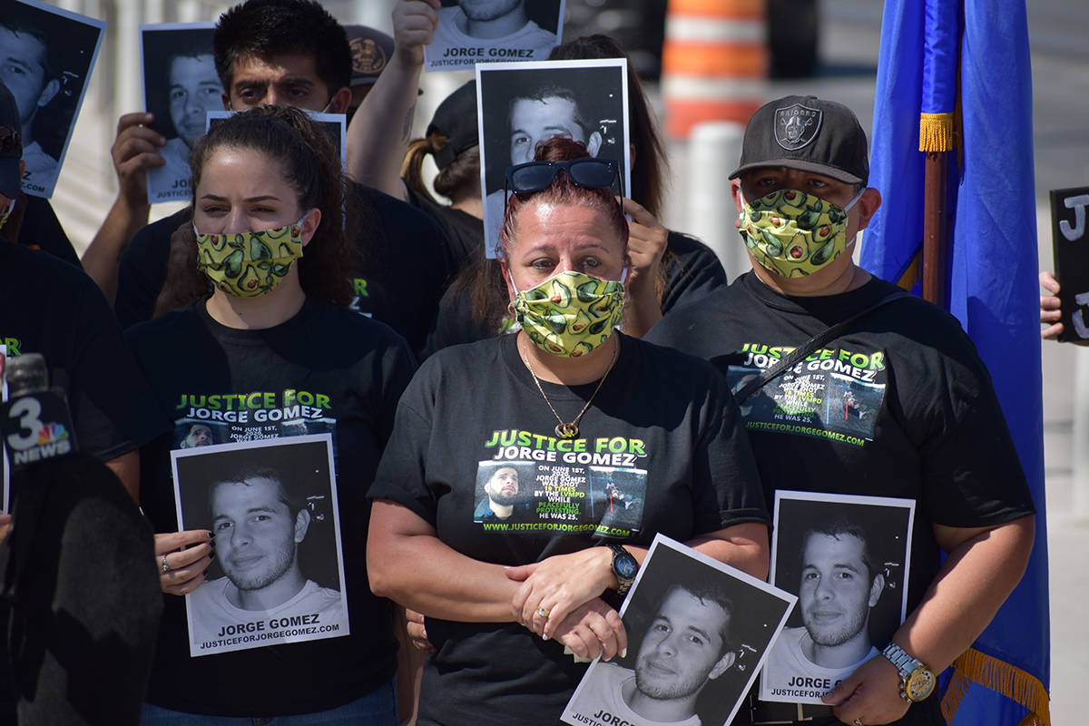 La familia de la víctima de homicidio por parte de agentes de LVMPD, Jorge Gómez, y sus aboga ...