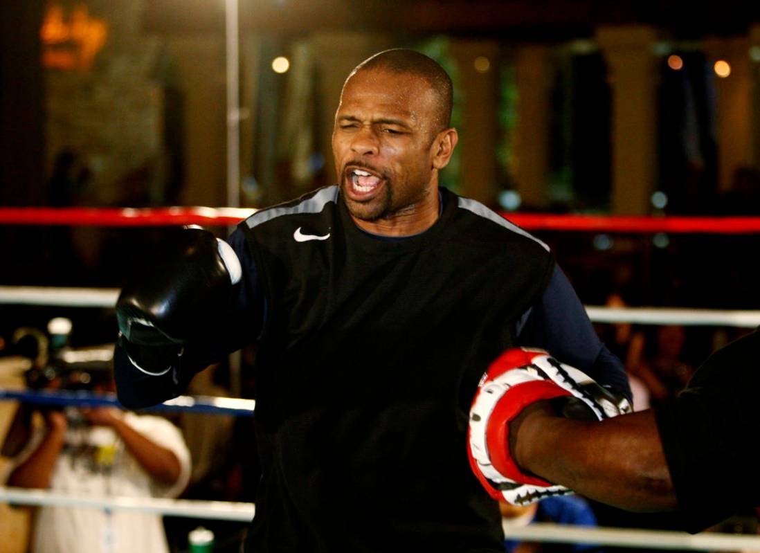 El boxeador Roy Jones, Jr. realiza un breve entrenamiento para sus redes sociales en el hotel-c ...