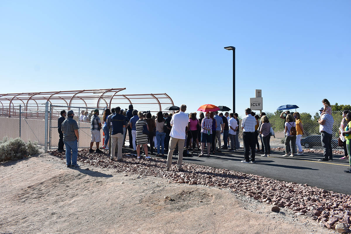Decenas de personas acudieron a una ceremonia para dedicar un puente peatonal en memoria de Ale ...