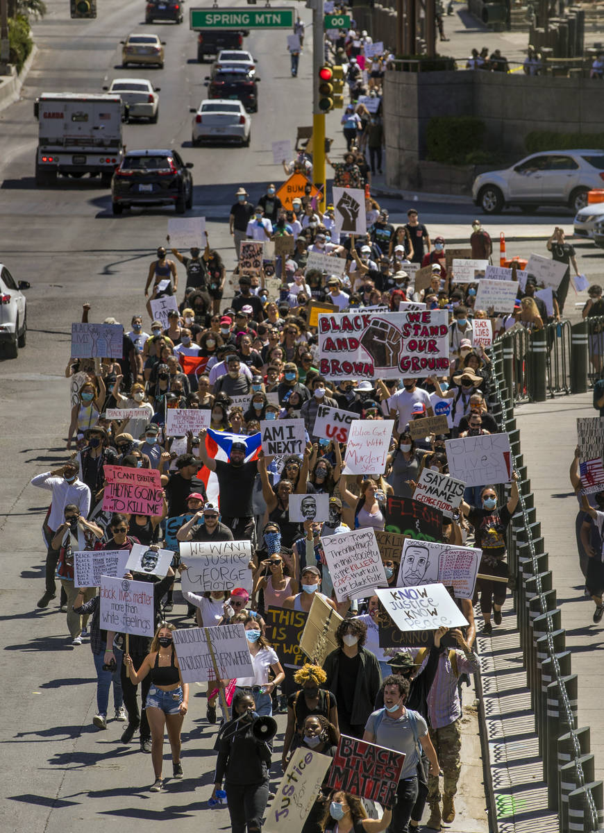 Manifestantes marchan por el Bulevar de Las Vegas durante una protesta de Black Lives Matter y ...