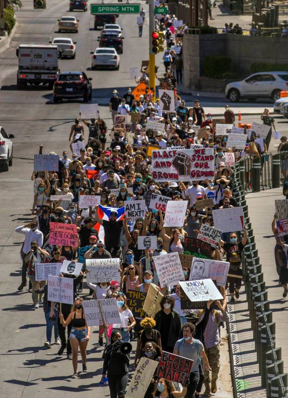 Manifestantes marchan por el Bulevar de Las Vegas durante una protesta de Black Lives Matter y ...