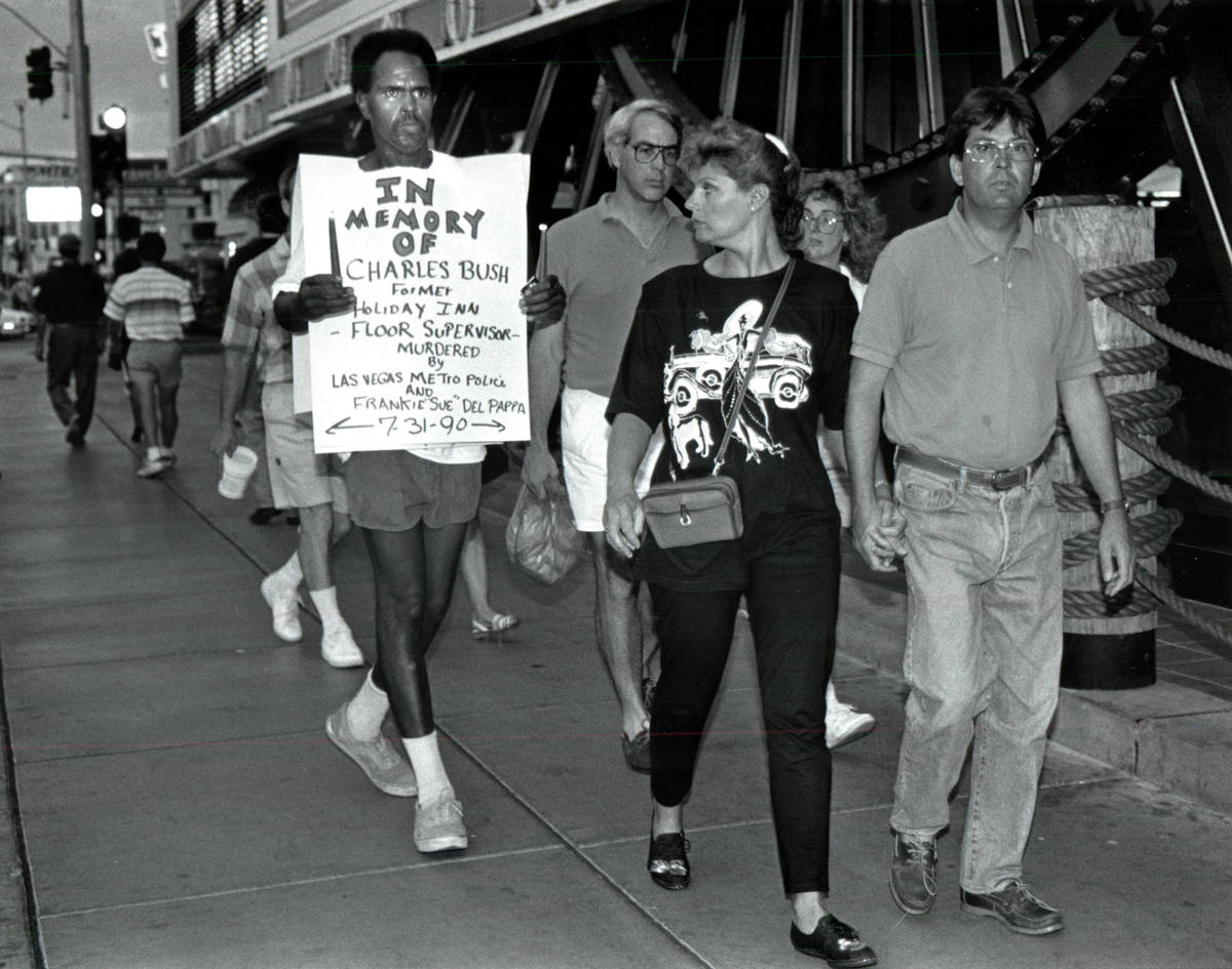 Sekou Kala, izquierda, marcha durante una vigilia en memoria de Charles Bush. (Archivo del Las ...