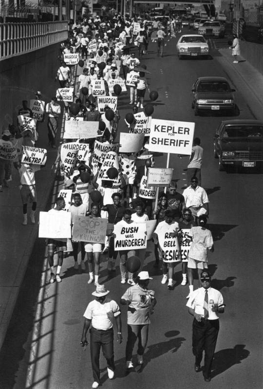 Manifestantes marchan el 3 de septiembre de 1990 en Las Vegas por la muerte de Charles Bush. (A ...