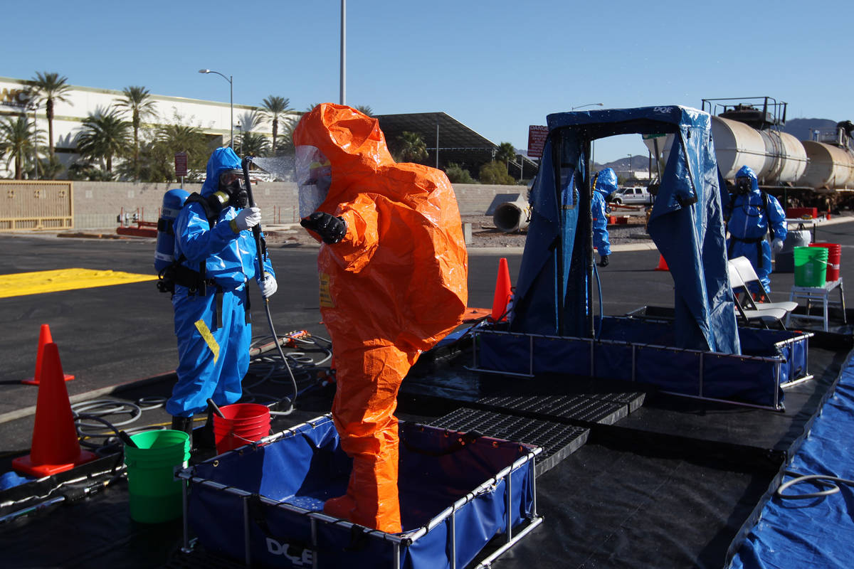 Miembros del Nevada National Guard's 92nd Civil Support Team son "descontaminados" durante un s ...