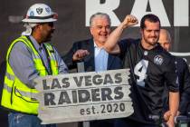 El mariscal de campo de los Raiders de Las Vegas, Derek Carr (4, centro), alza su puño a la mu ...
