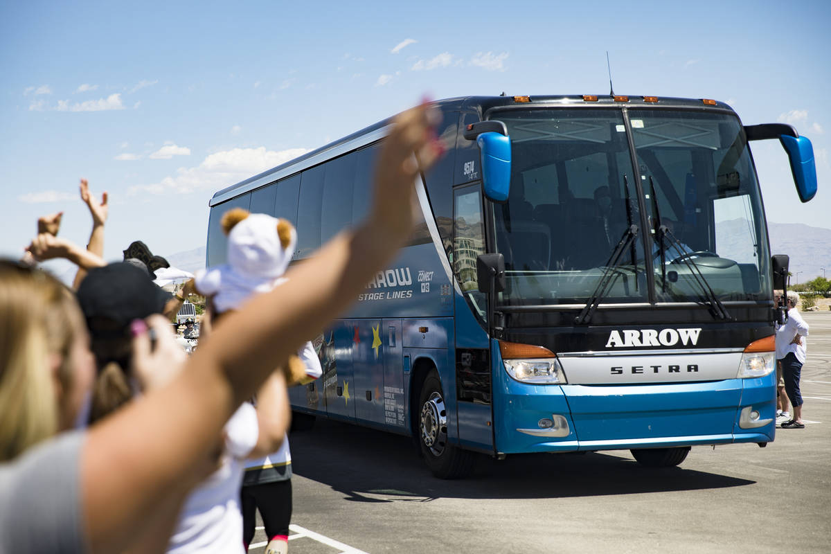 Fans esperan para que los Golden Knights pasen en los autobuses dirigiéndose a Canadá como pa ...