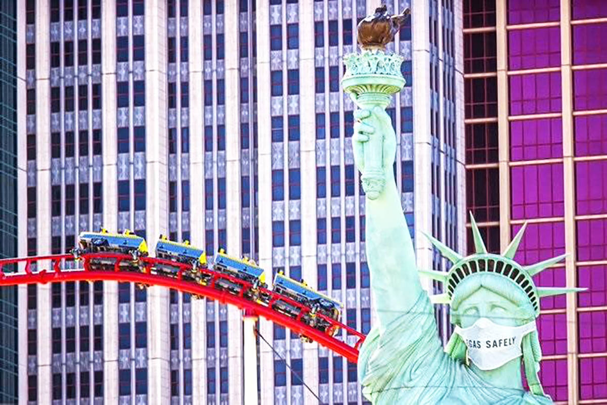 La Estatua de la Libertad en el Strip de Las Vegas con un nuevo cubrebocas. (Benjamin Hager/Las ...