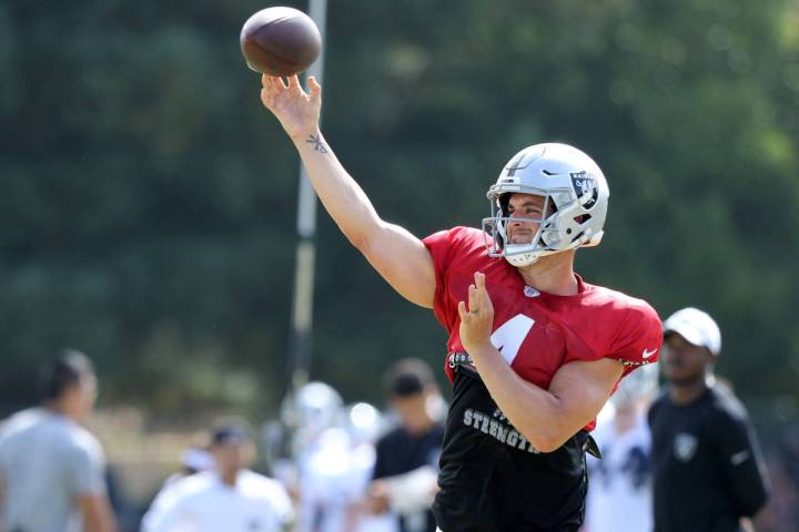 El mariscal de campo de los Oakland Raiders, Derek Carr (4), lanza el balón durante el entrena ...