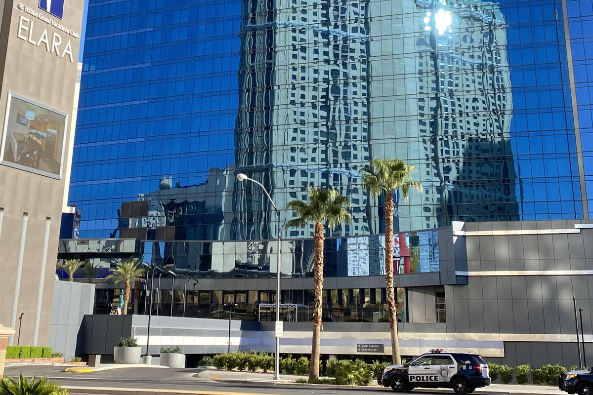 La policía de Las Vegas está investigando disparos en el piso 28 de Elara de Hilton Grand Vac ...