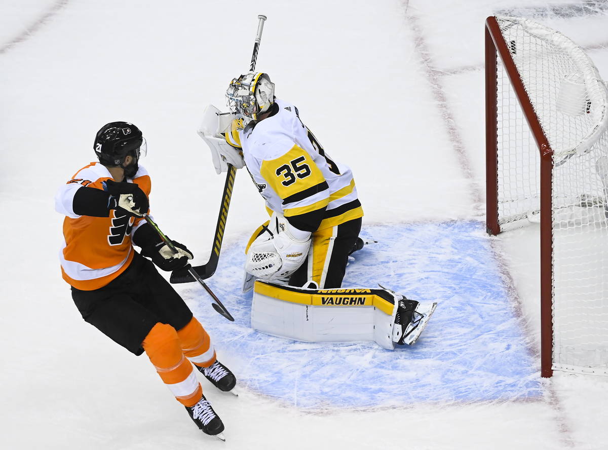 El centro de los Philadelphia Flyers, Scott Laughton (21), marca el gol de la victoria contra e ...