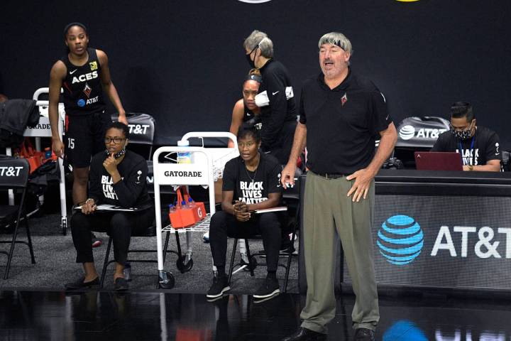 El entrenador de las Aces de Las Vegas, Bill Laimbeer, da instrucciones durante la primera mita ...