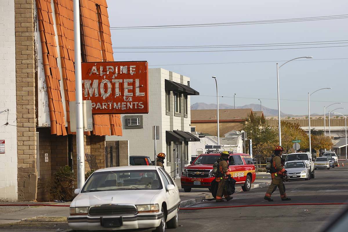 Bomberos de Las Vegas trabajan en un incendio en los apartamentos del Motel Alpine, el 21 de di ...