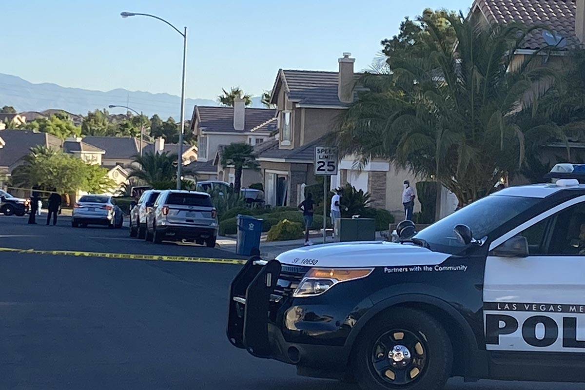 La policía de Las Vegas en la escena de un homicidio en Van Carol Drive cerca de West Tropican ...