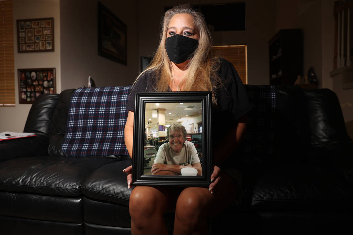 Tracy LaMonica muestra una foto de su madre, Phyllis Wyant, en su casa de Las Vegas, el sábado ...