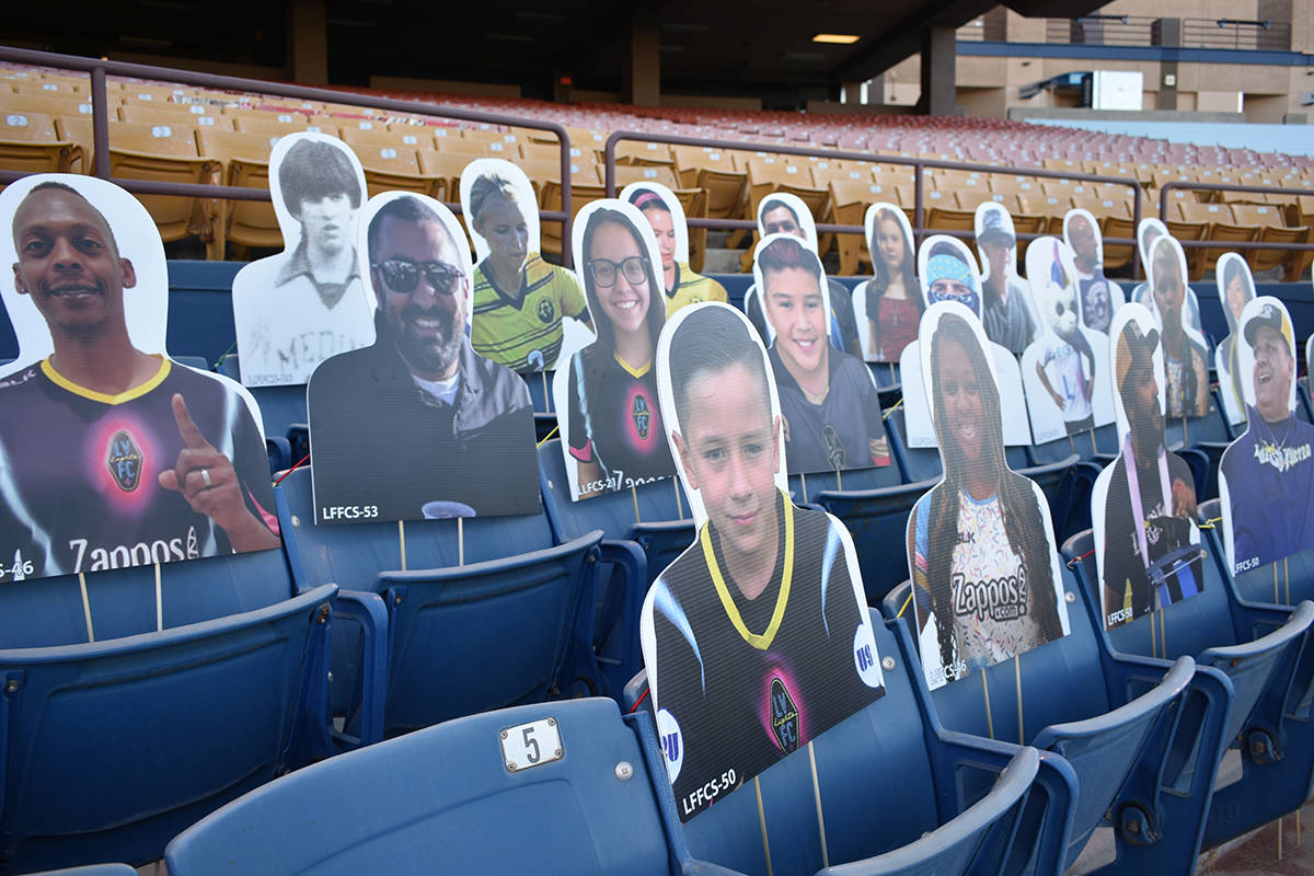 Imágenes de aficionados y celebridades fueron colocadas en las tribunas del estadio para el ju ...