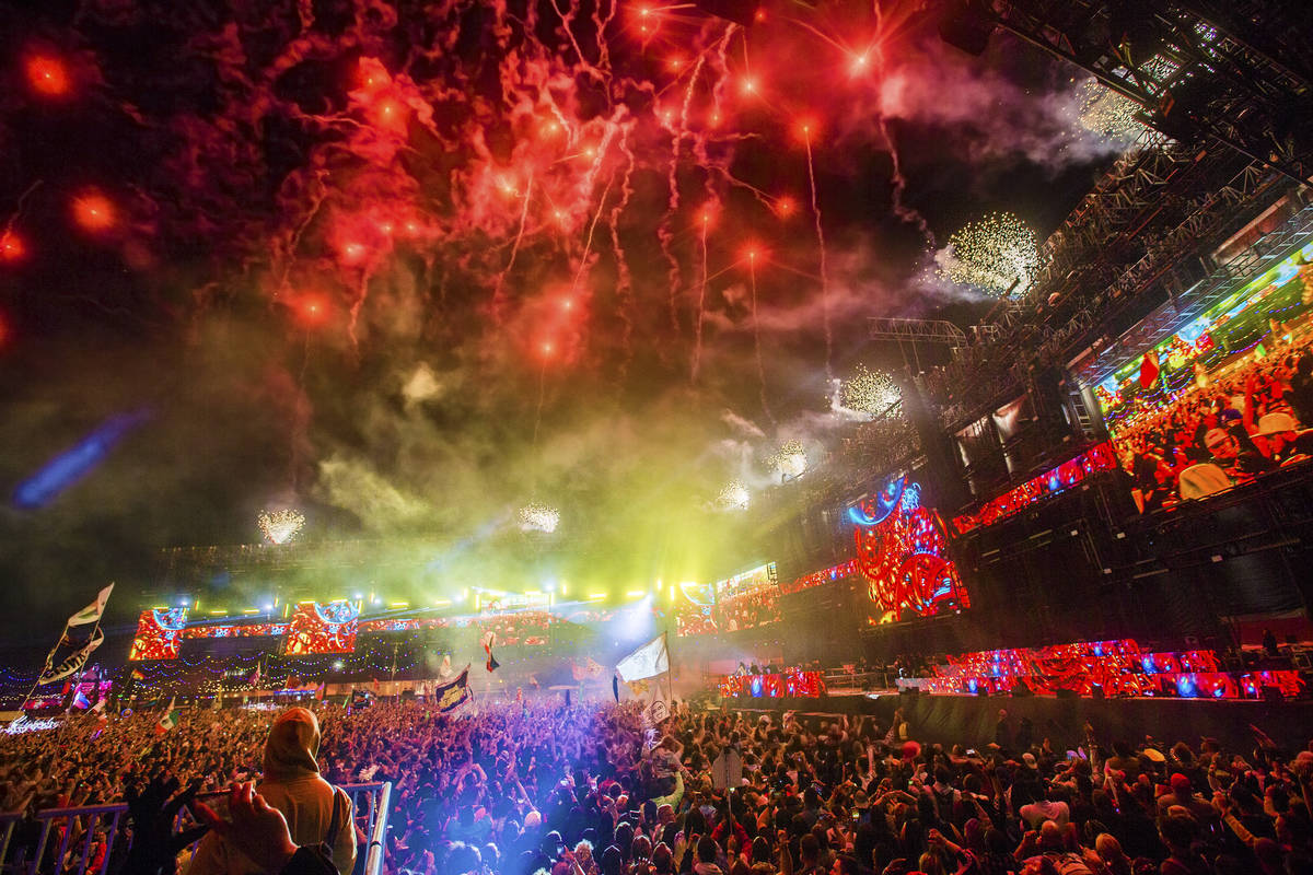 Fuegos artificiales iluminan el cielo durante la presentación de Steve Aoki en el escenario Ci ...