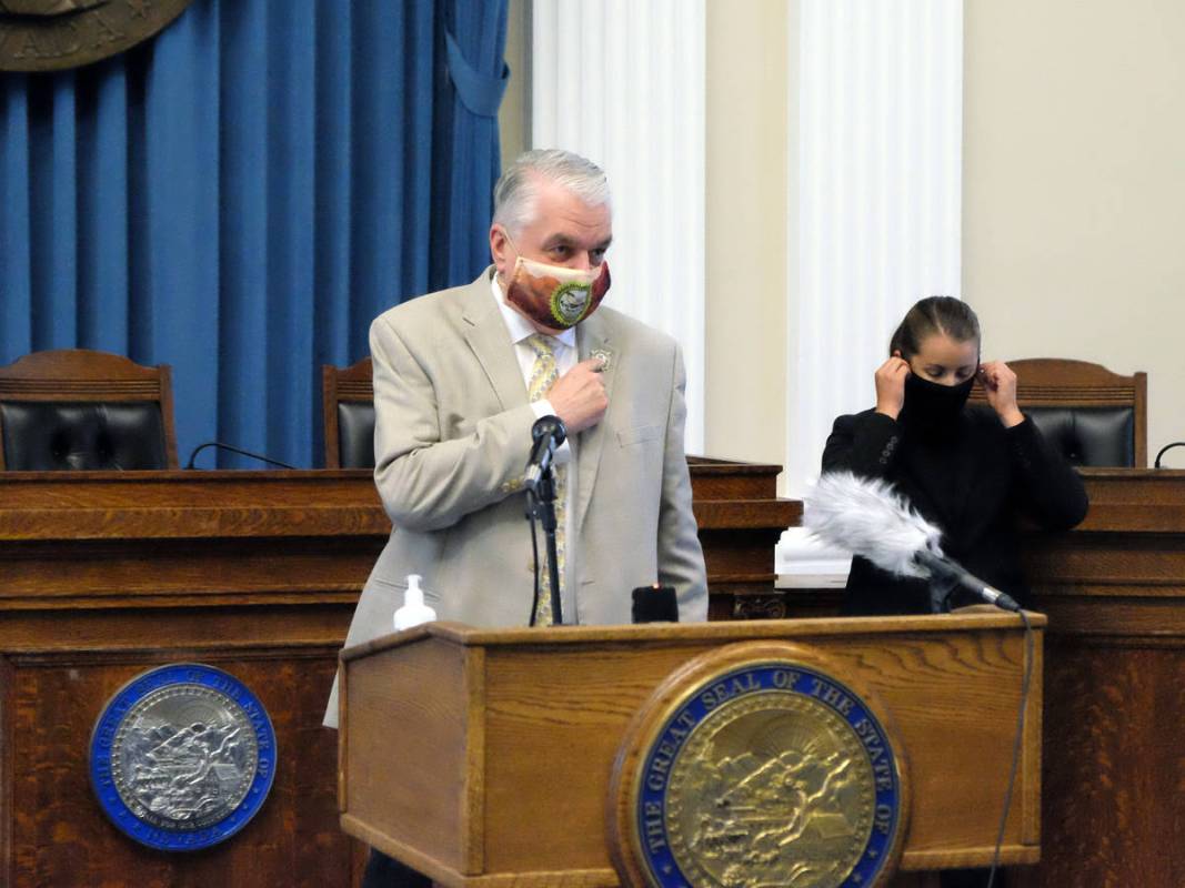 El gobernador Steve Sisolak se prepara para comenzar una sesión informativa en el Capitolio el ...