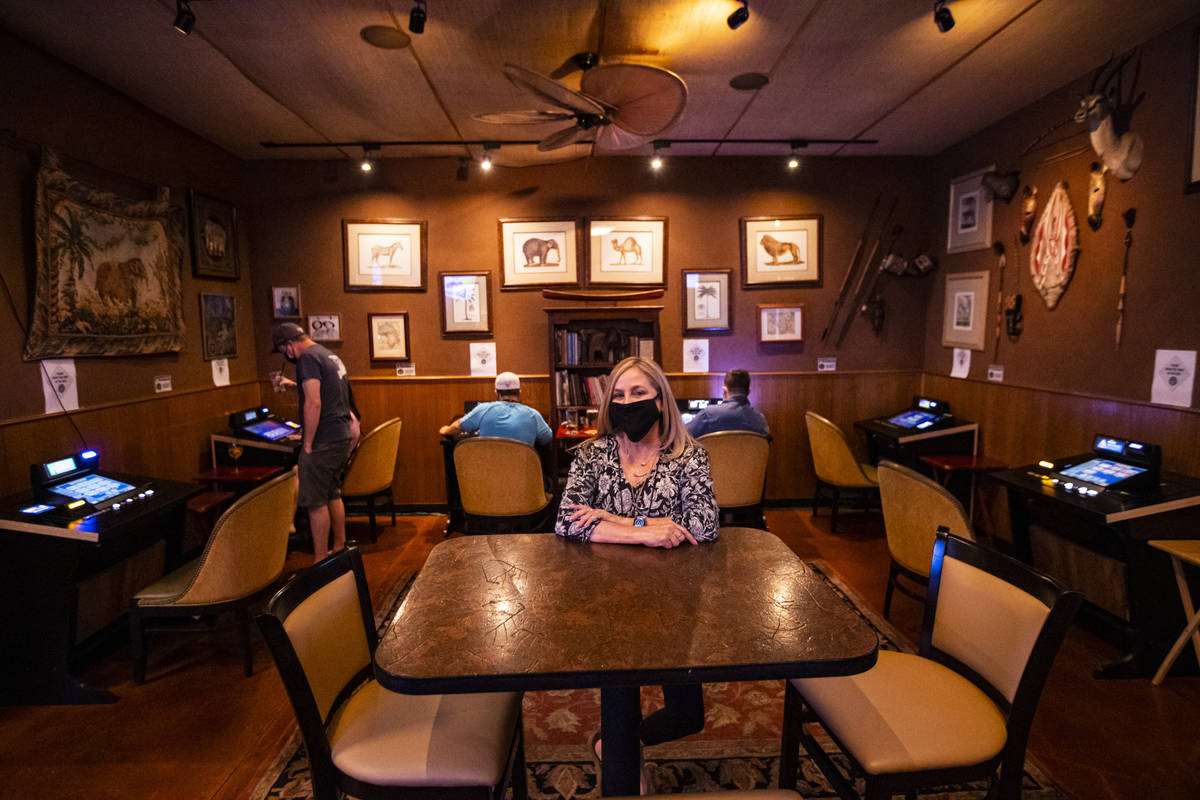 Donna Rocker, propietaria de Black Mountain Grill, posa junto a un salón de juegos en el resta ...