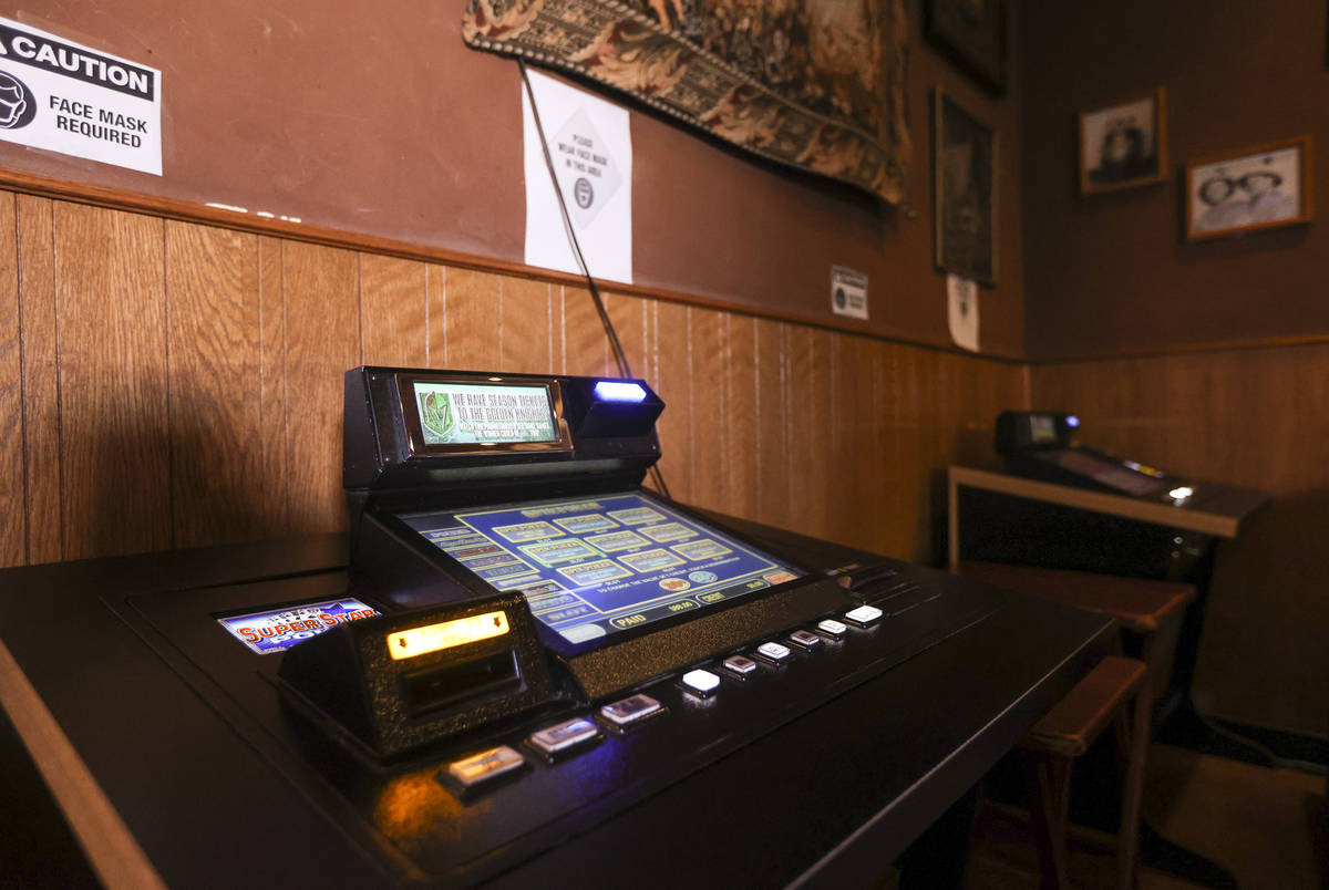 Una máquina de juego que antes estaba en el bar se ve en un área de salón en Black Mountain ...
