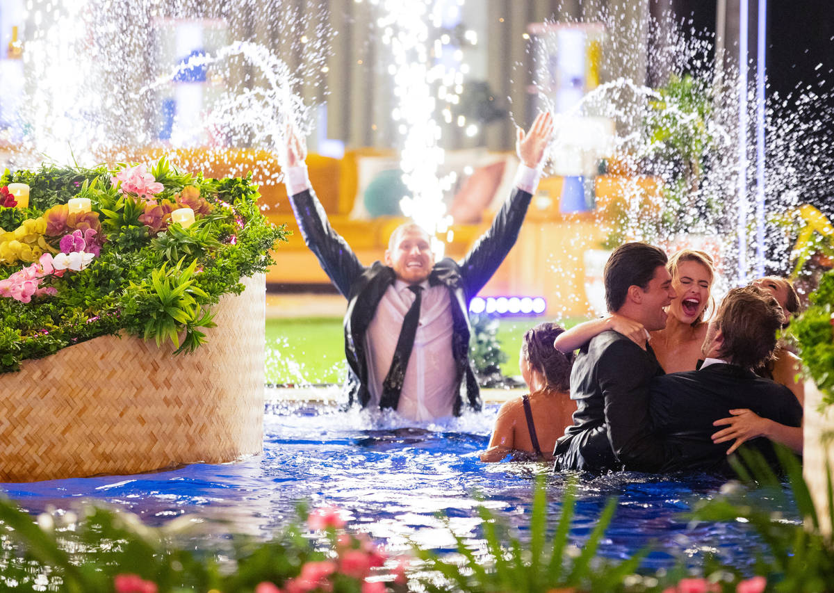 Miembros del elenco celebran en una piscina durante el episodio final de "Love Island" el 7 de ...