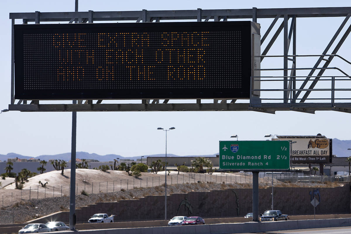 Una señal del Departamento de Transporte de Nevada envía un mensaje de seguridad de tránsito ...