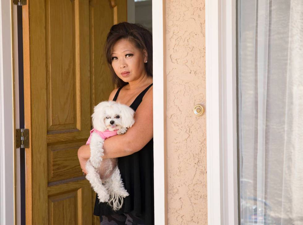 Michelle Lau con su perra Abigail en su casa de Las Vegas el jueves, 30 de julio de 2020. Lau a ...