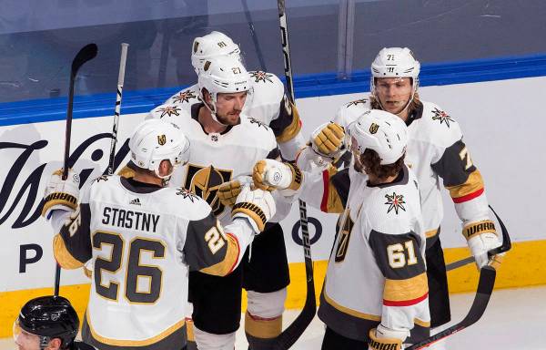 Los Golden Knights celebran un gol durante el segundo tiempo de un partido de hockey de la NHL ...