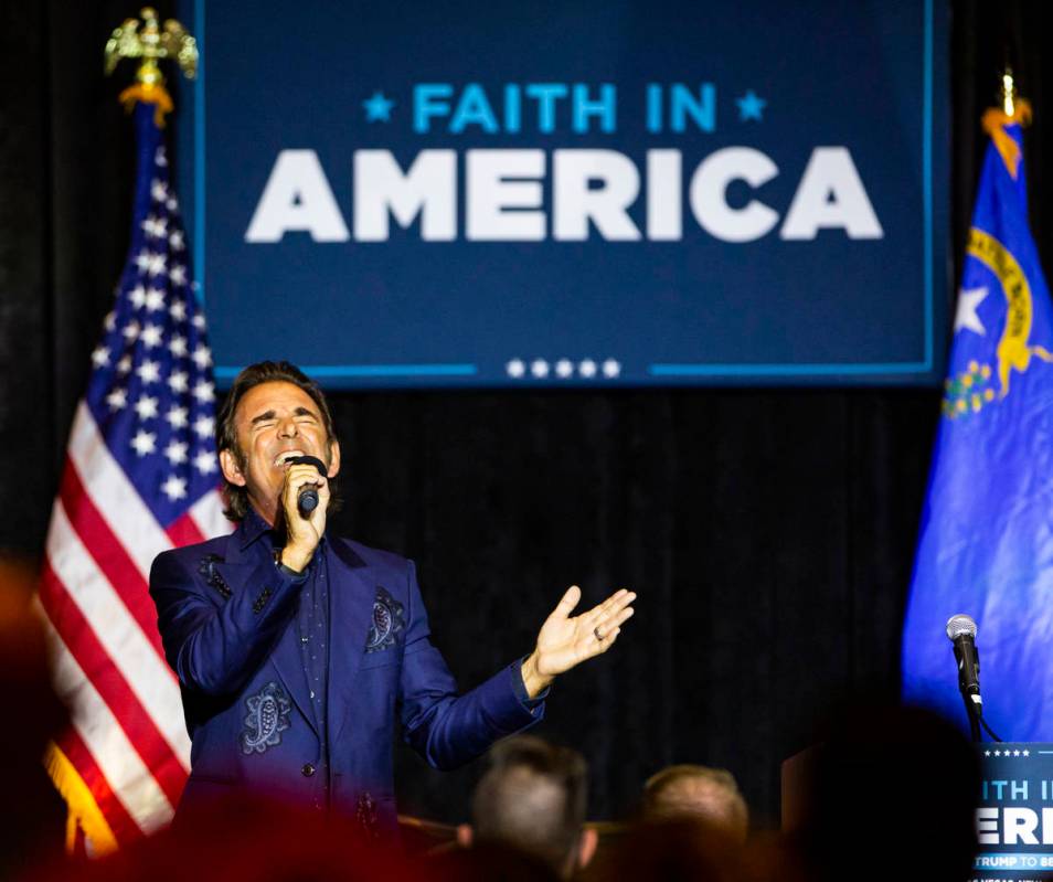 Jonathan Cain, de Journey, canta durante un evento de la campaña “Evangelicals for Trump" en ...