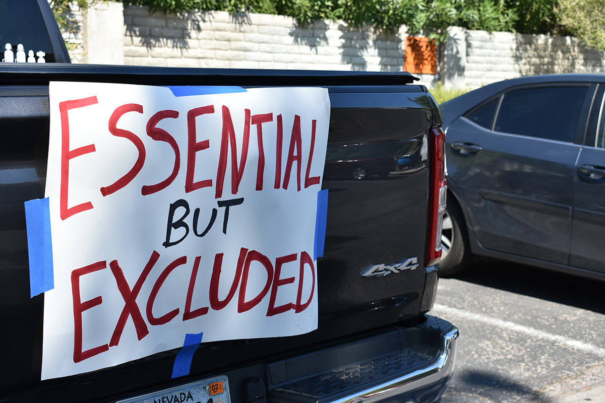 Los vehículos fueron decorados con pancartas que mostraron las peticiones de los trabajadores ...