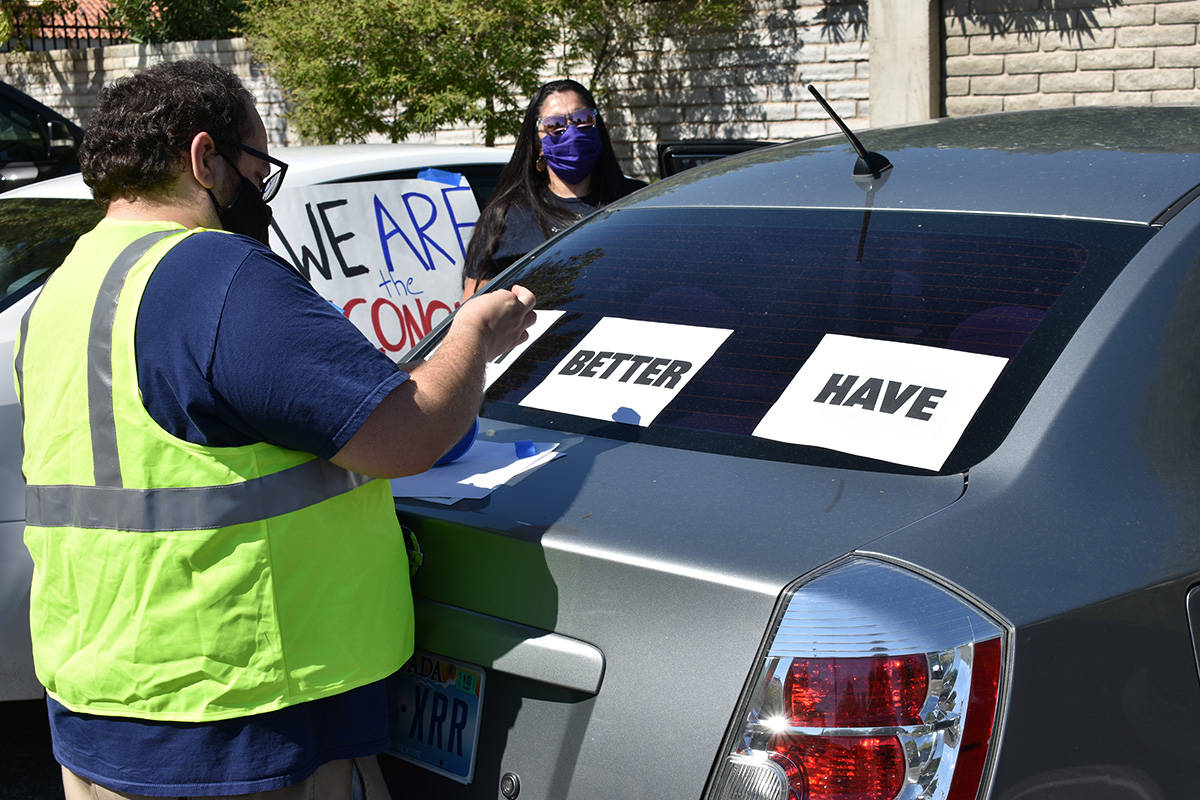Integrantes de Make The Road Nevada decoraron vehículos y organizaron una caravana a favor de ...