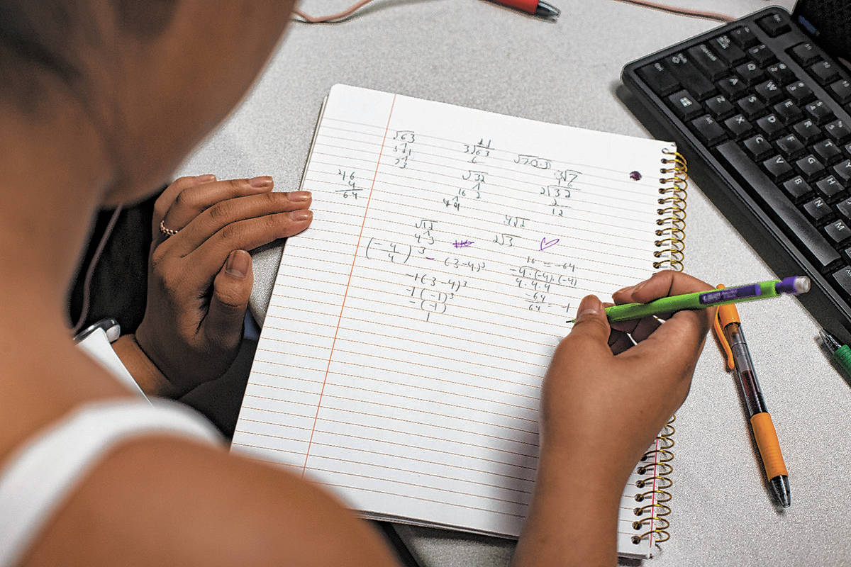 En esta foto de archivo, Samantha Kabiling trabaja en una ecuación en la clase Math Bridge en ...
