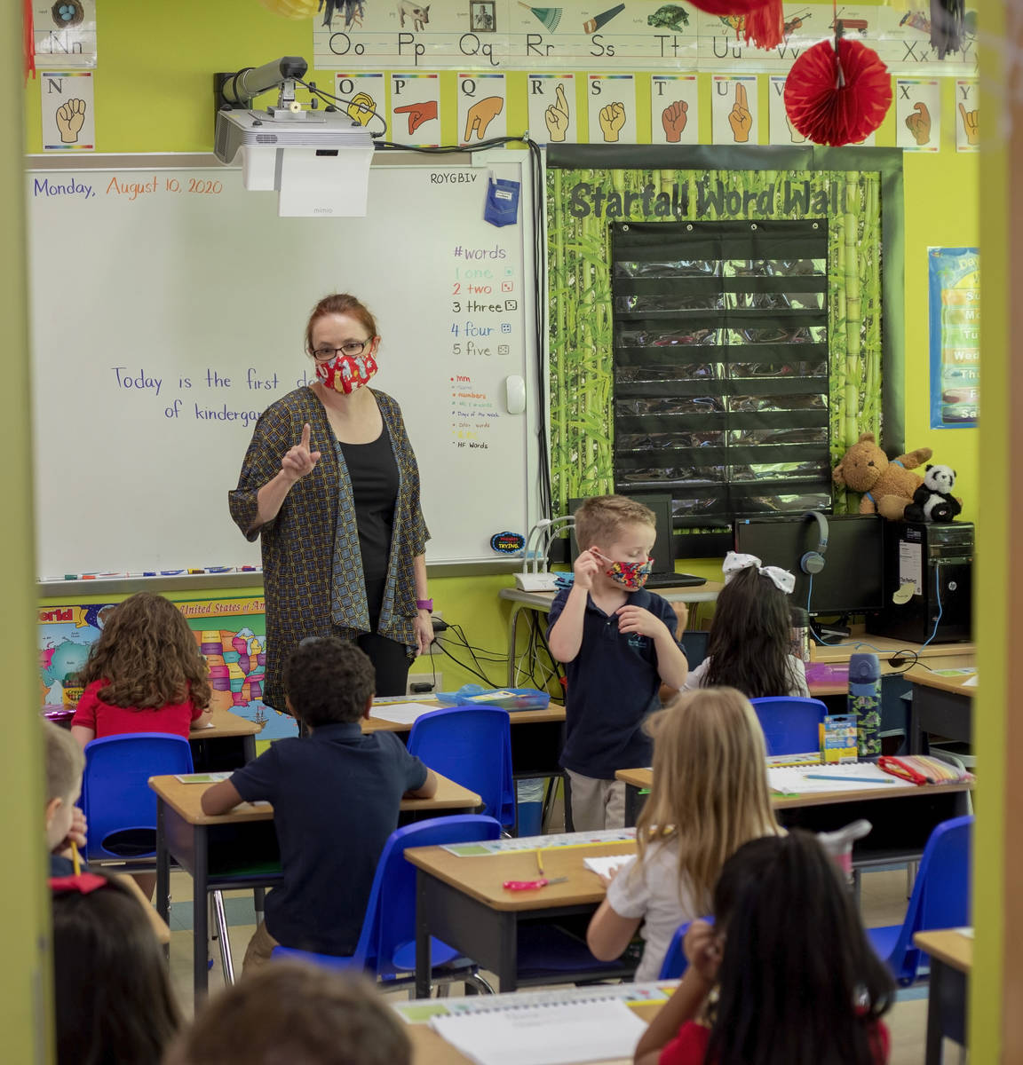 La directora del jardín de niños, Sheryl Davis-Haas, instruye a los estudiantes durante el pr ...