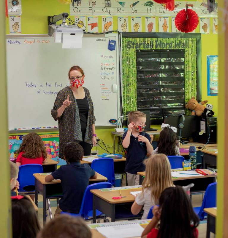 La directora del jardín de niños, Sheryl Davis-Haas, instruye a los estudiantes durante el pr ...