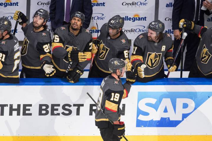 Reilly Smith de los Golden Knights de Las Vegas (19), es felicitado por un gol contra los Chica ...