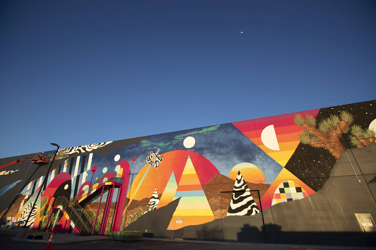Eric Vozzola trabajando en su mural en Area 15, Las Vegas, NV. (Meow Wolf)