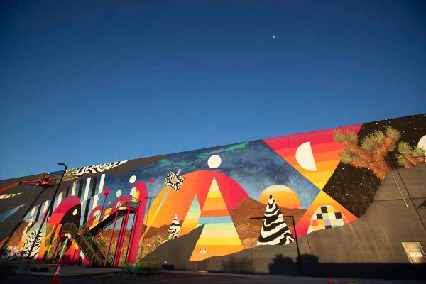 Eric Vozzola trabajando en su mural en Area 15, Las Vegas, NV. (Meow Wolf)