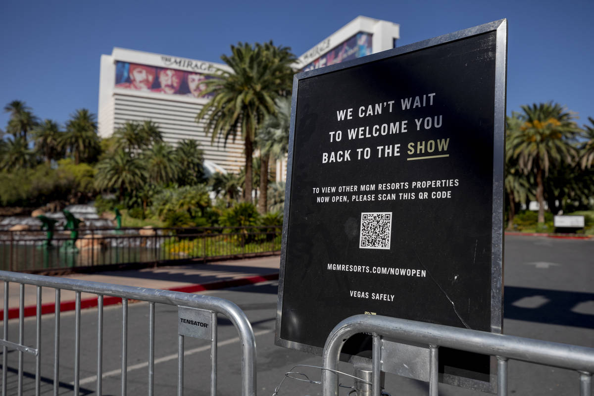 Un letrero bloquea la entrada al Mirage de Las Vegas el miércoles, 12 de agosto de 2020. (Eliz ...
