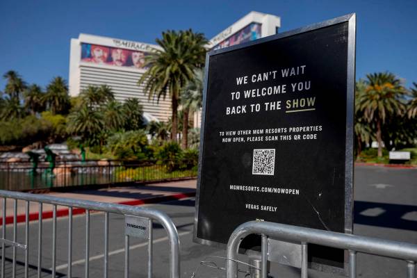 Un letrero bloquea la entrada al Mirage de Las Vegas el miércoles, 12 de agosto de 2020. (Eliz ...