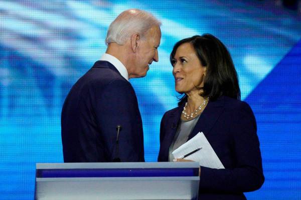 Esta foto de archivo, Joe Biden y la senadora Kamala Harris, demócrata por California, se dan ...