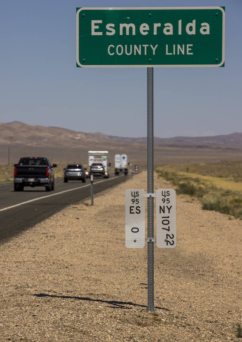 Los vehículos se dirigen al norte por la I-95 a través de la línea del condado de Esmeralda ...