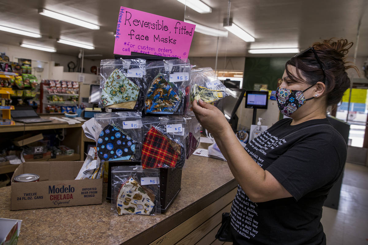 Tracy Hall con sus cubrebocas hechos a mano para la venta en el Mercado Esmeralda el martes, 11 ...