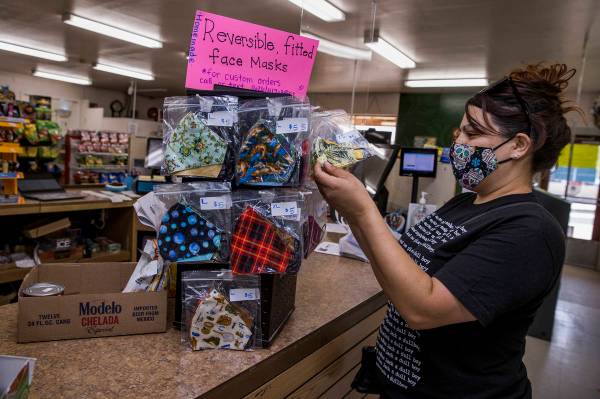 Tracy Hall con sus cubrebocas hechos a mano para la venta en el Mercado Esmeralda el martes, 11 ...
