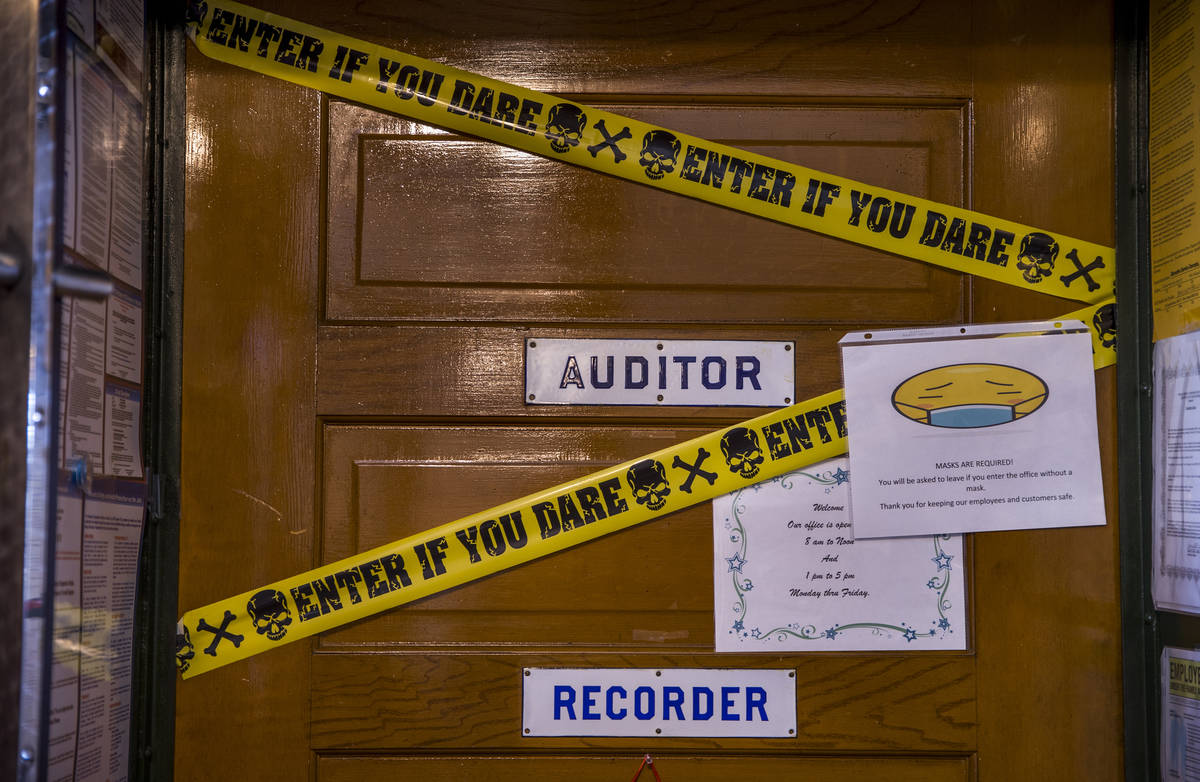 Un cartel en la puerta de la oficina del Auditor y el Registrador dentro del Tribunal del Conda ...