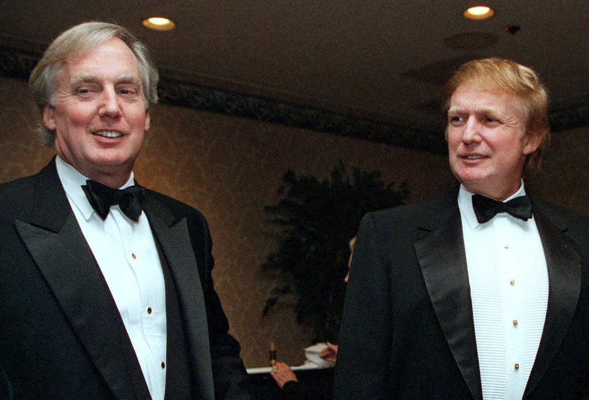 En esta foto de archivo del 3 de noviembre de 1999, Robert Trump, a la izquierda, se une al ent ...