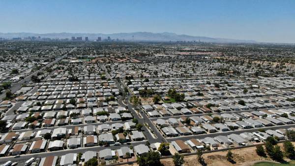 Una vista aérea de las viviendas manufacturadas cerca de East Desert Inn Road al este de Las V ...